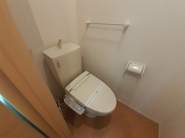 トイレ　落ち着いた色調のトイレです