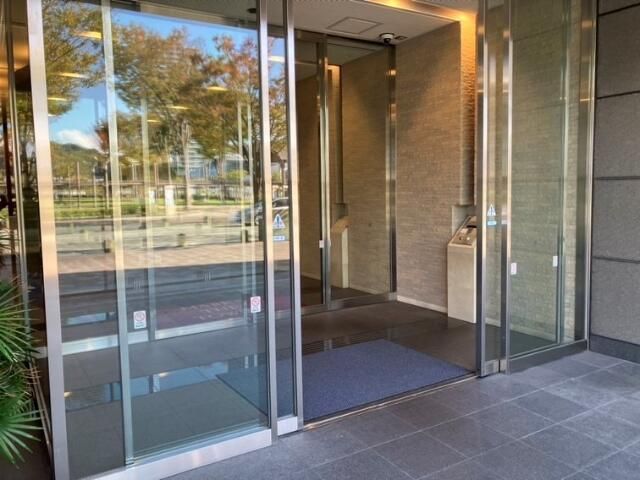 エントランス　落ち着いたエントランスです