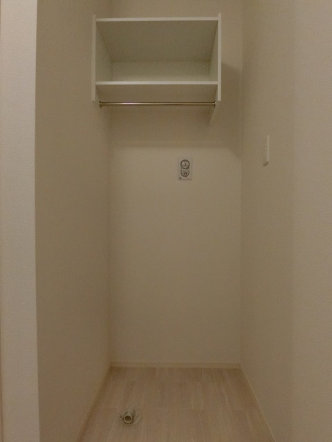 その他設備　室内洗濯機置場　上部に棚があります