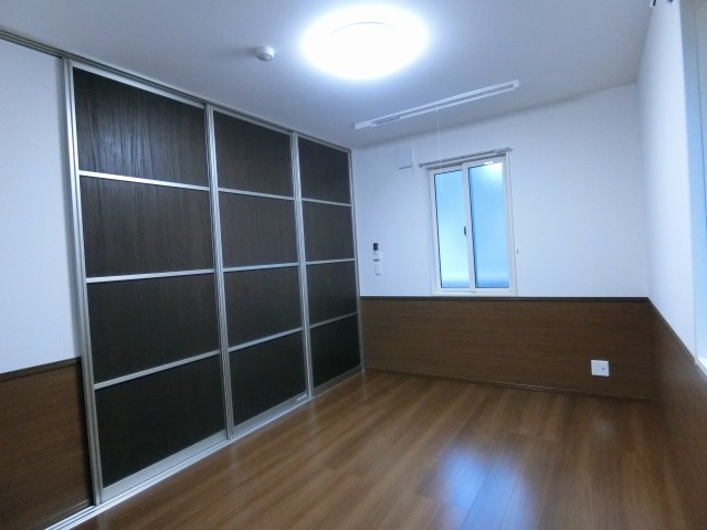 その他部屋・スペース　間仕切りを閉めた感じ　室内物干しもあります