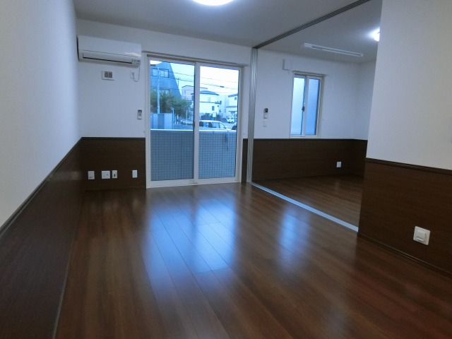 居室・リビング　南向き　バルコニー付きです