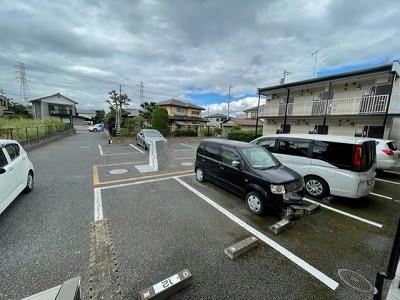 【レオパレスミライアルの駐車場】