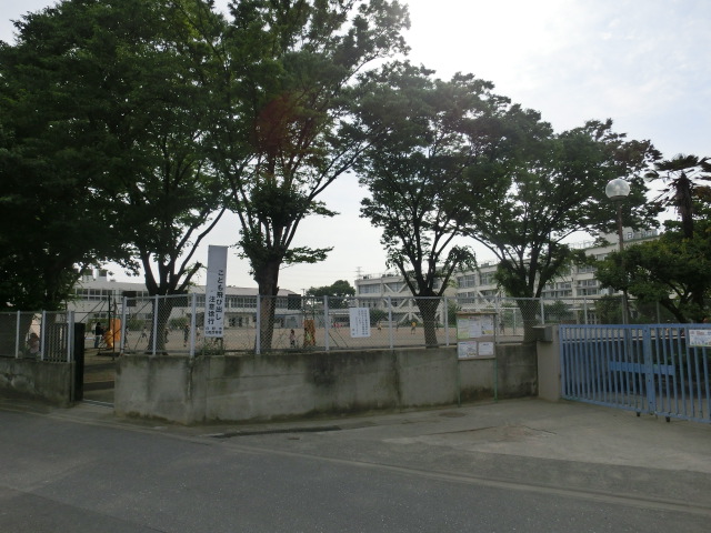 小学校　日野市立日野第四小学校（小学校）まで812m