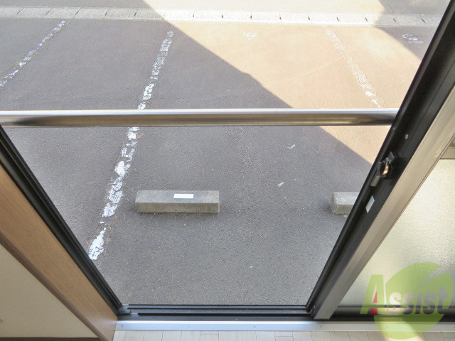 バルコニー　大通りに面していないので、車の騒音も心配ないですね。