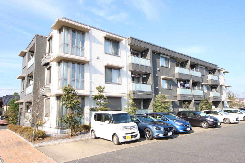 建物外観　２階の角部屋です。
