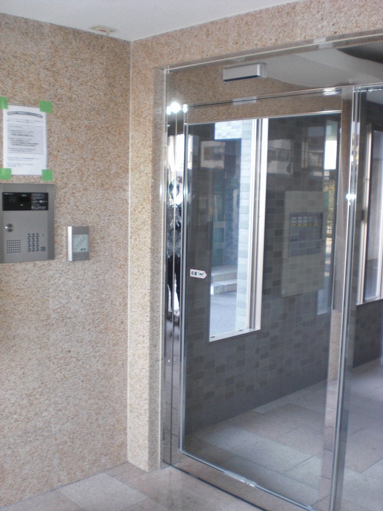 エントランス　オートロックマンションです
