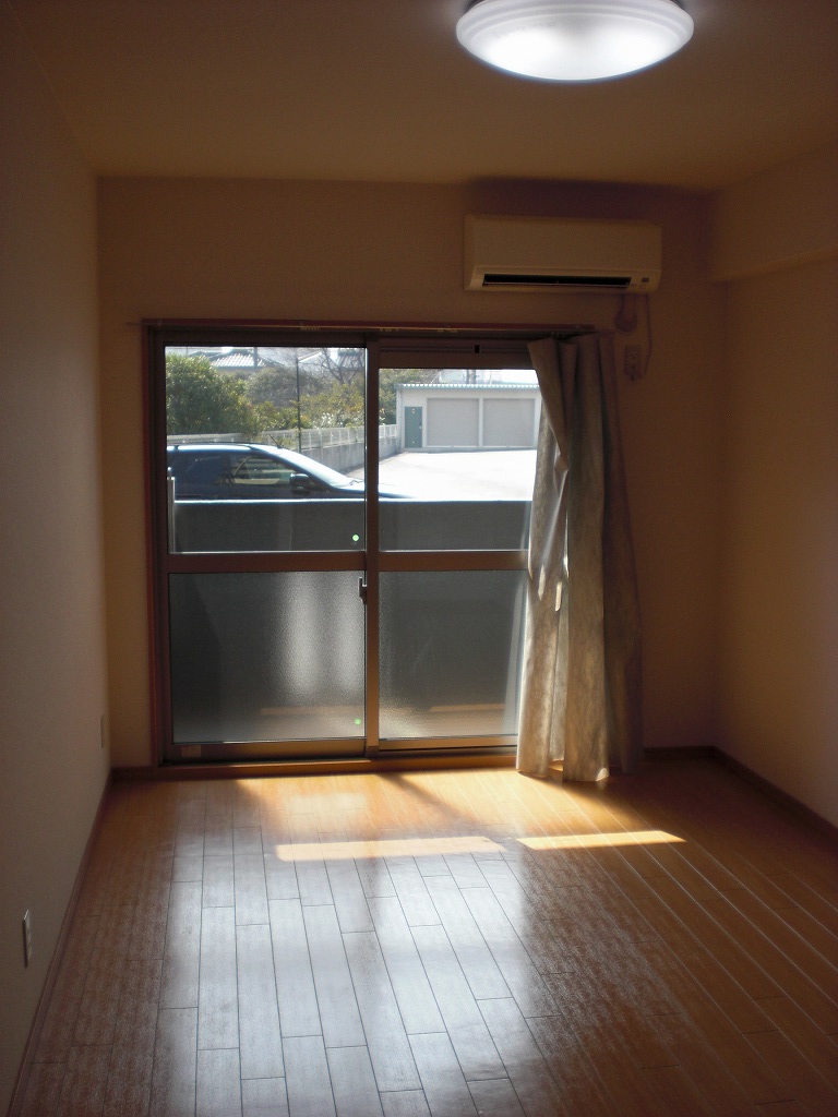 居室・リビング　8.2帖洋室、南向き明るいお部屋