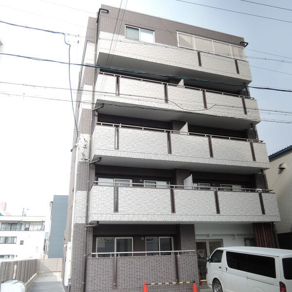 名古屋市昭和区松風町のマンションの建物外観