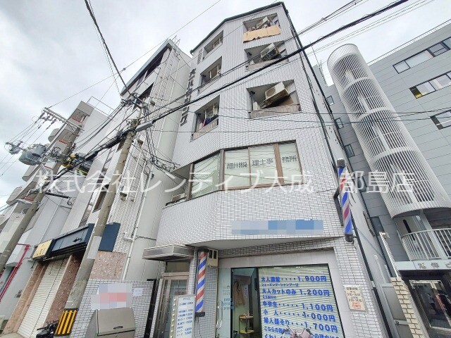 大阪市城東区成育のマンションの建物外観