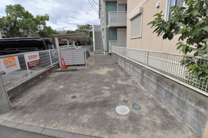 【藤沢市鵠沼石上のアパートの駐車場】