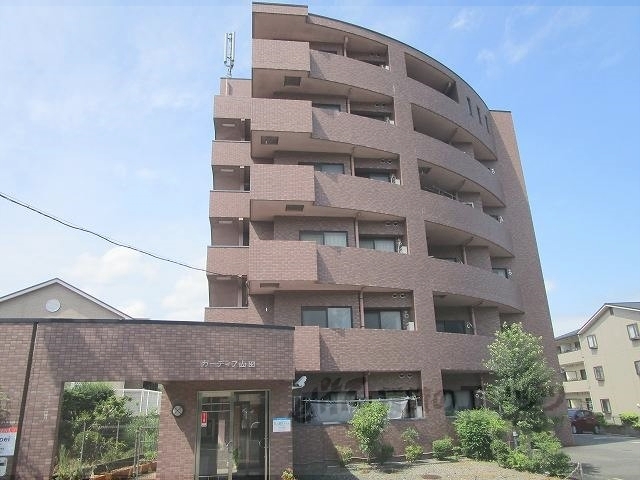 亀岡市篠町馬堀のマンションの建物外観