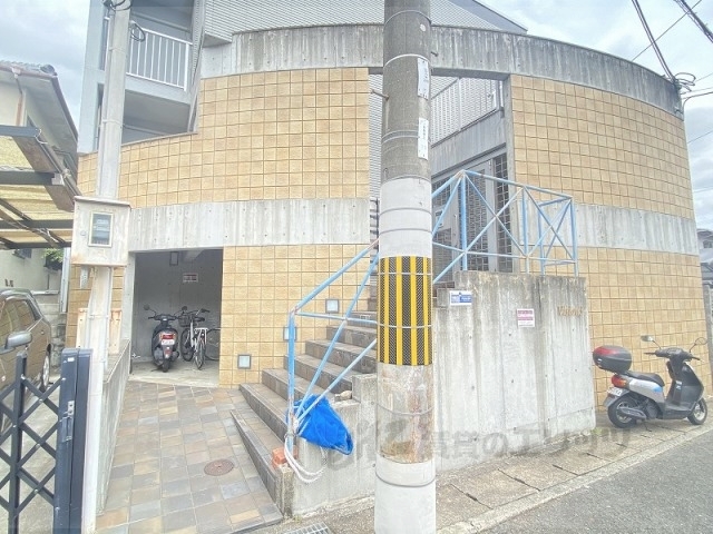 【京都市北区大宮北山ノ前町のマンションのエントランス】