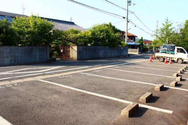 【高松市牟礼町大町のアパートの駐車場】