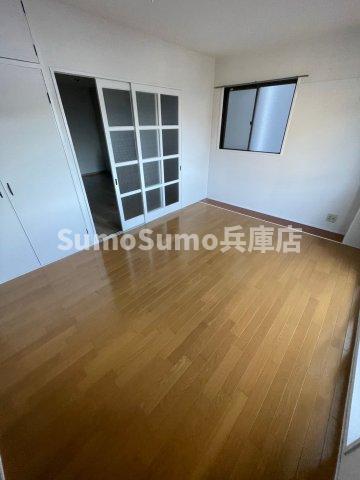 その他部屋・スペース　開放的な寝室です