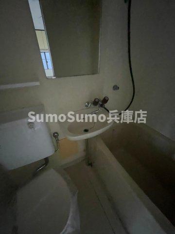 洗面設備　明るい洗面所です