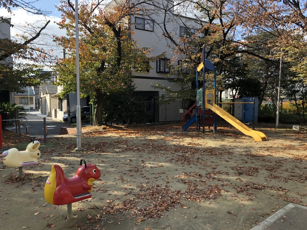 【豊中市大島町のマンションの公園】