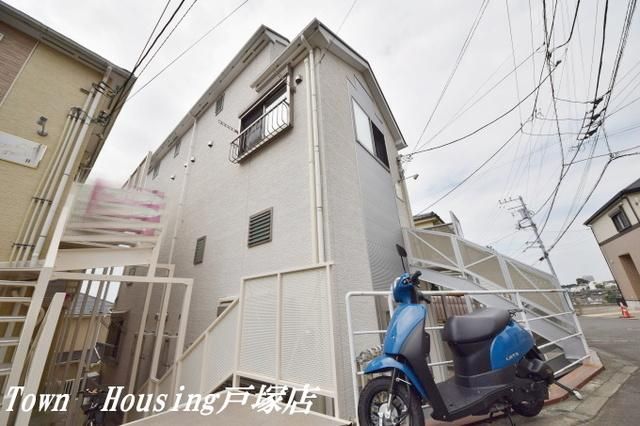 横浜市戸塚区吉田町のアパートの建物外観