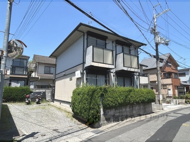 京都市西京区川島権田町のアパートの建物外観