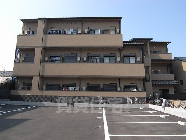 京都市上京区新白水丸町のマンションの建物外観