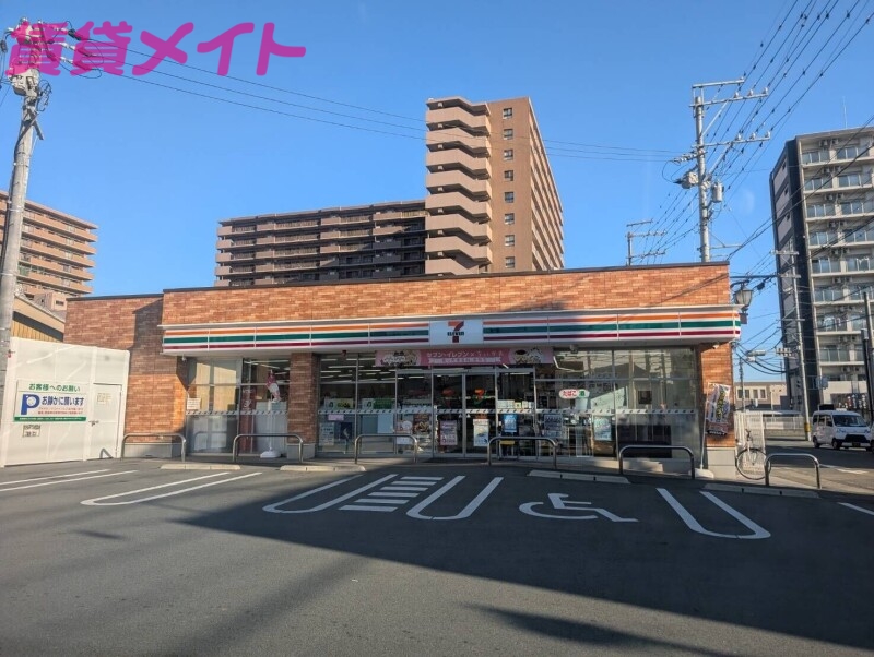 【津市川方町のアパートのコンビニ】