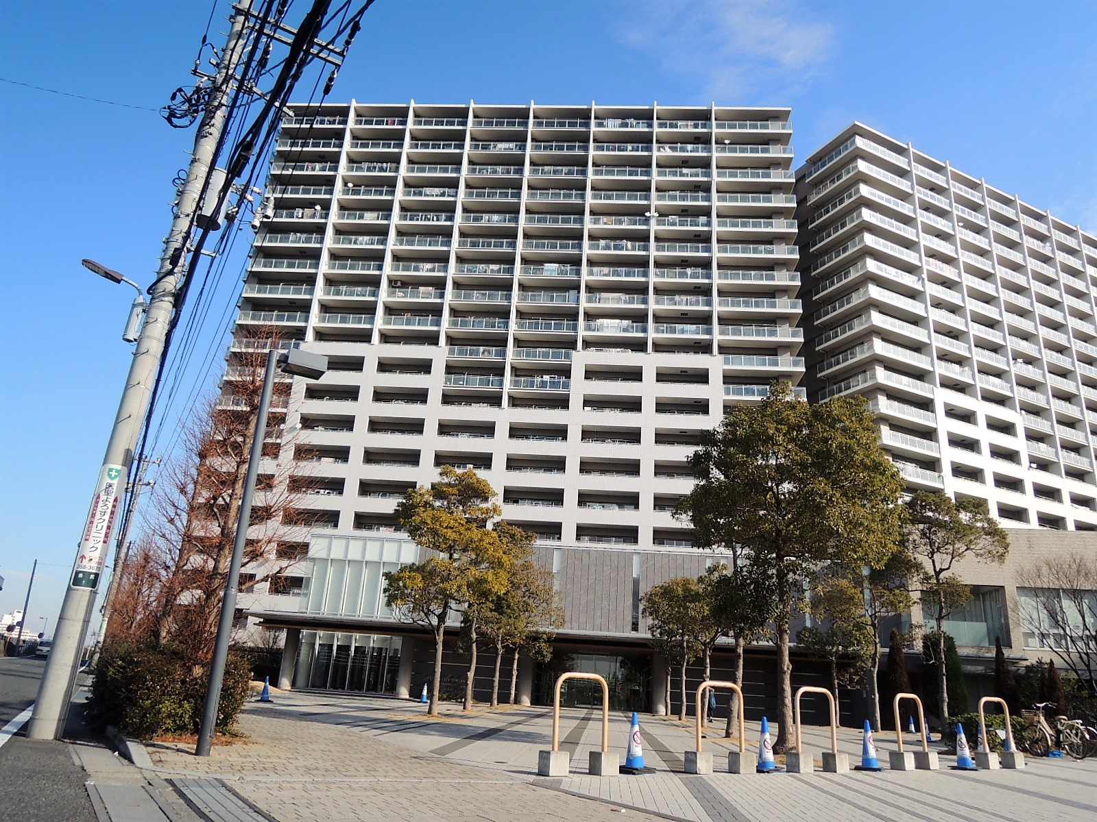 市川市島尻のマンションの建物外観