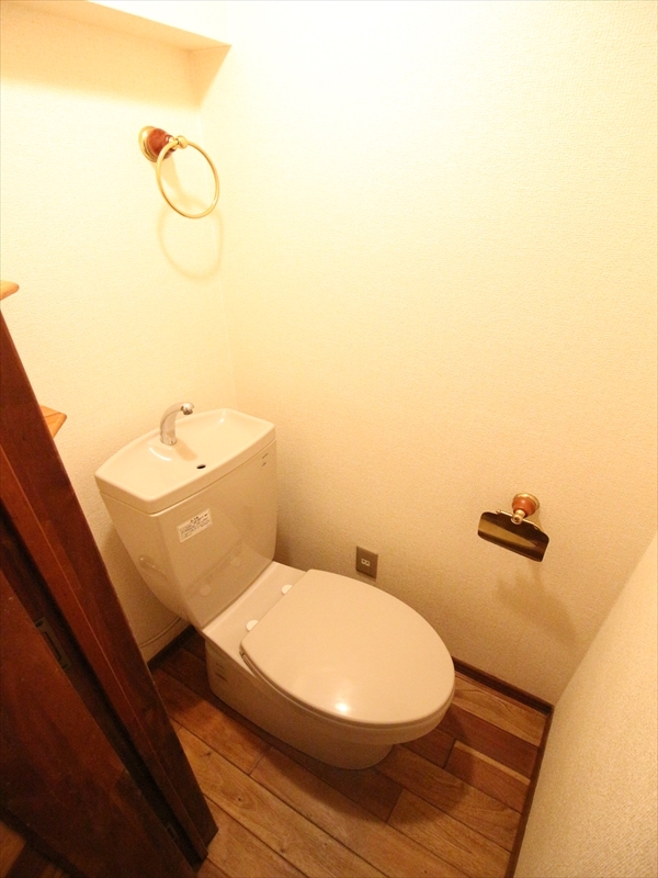 トイレ　トイレ：お洒落なタオルリング・ペーパーホルダー付