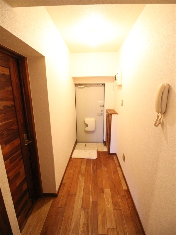 玄関　玄関・下駄箱・床フローリング自然素材