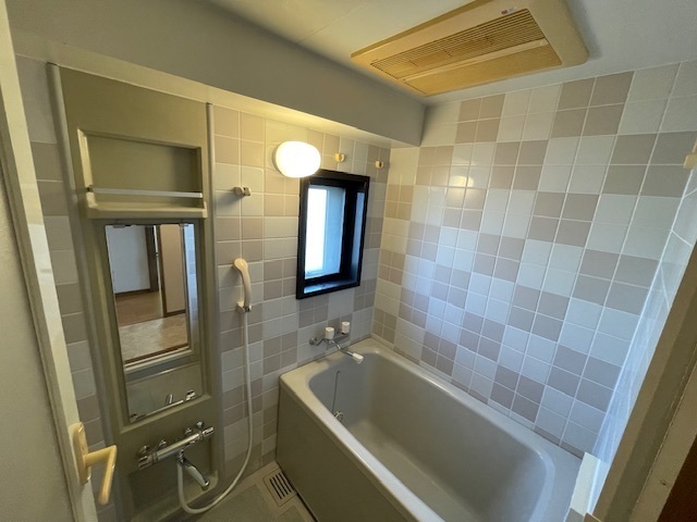 バス・シャワールーム　追焚機能、浴室乾燥機有