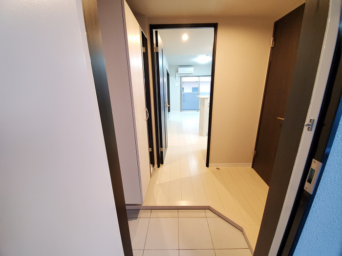 玄関　※写真は同型タイプ、現況優先。