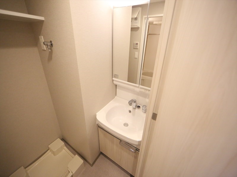 洗面設備　脱衣所　独立洗面台（シャンプードレッサー付）収納スペース有