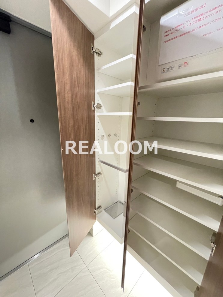 玄関　別フロアの同タイプ参考写真の為、フロアカラー等が異なる場合が