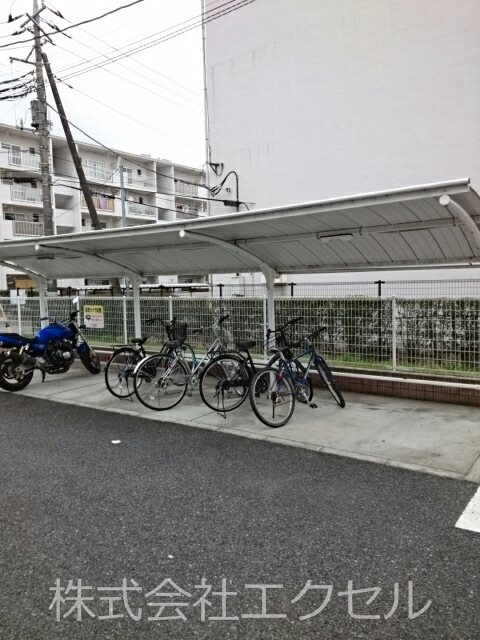 その他共有部分　屋根付きの駐輪場です。