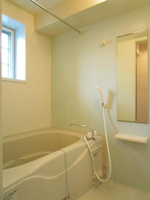 バス・シャワールーム　あると嬉しい追い炊き機能付きの浴室です。