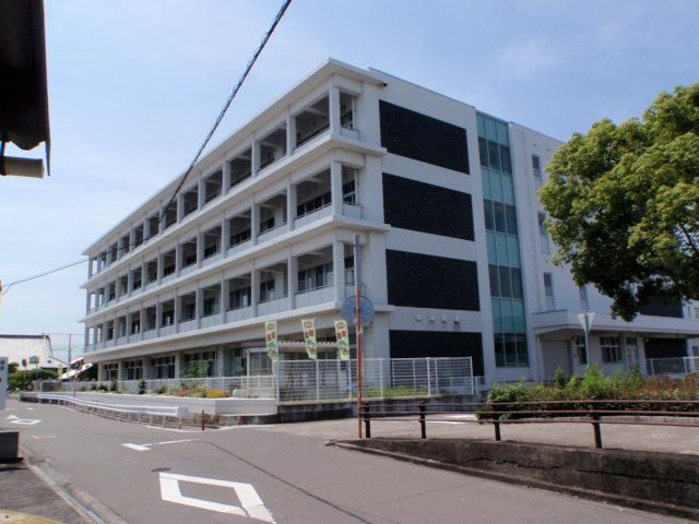 小学校　丸亀市立城北小学校（小学校）まで900m