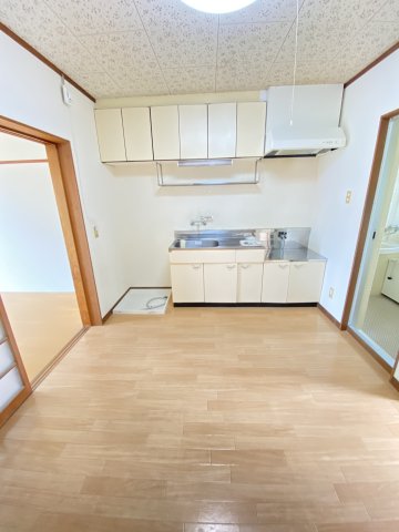 山陽ハイツ三の宮の居間写真