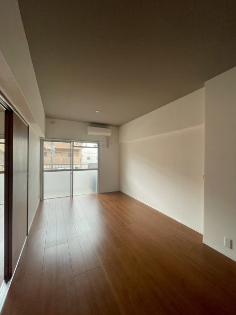 居室・リビング　同物件別号室の写真です。