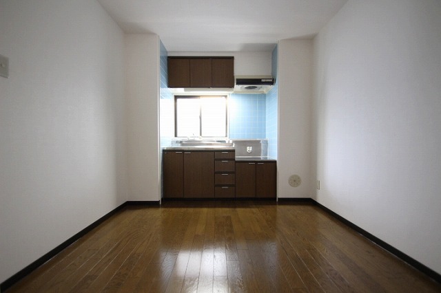 居室・リビング　同物件、別号室のものです。