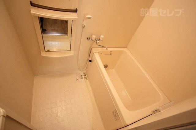 バス・シャワールーム　追い焚き機能付きのお風呂