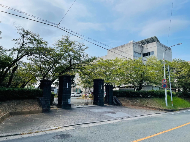 中学校　豊橋市立青陵中学校（中学校）まで1135m