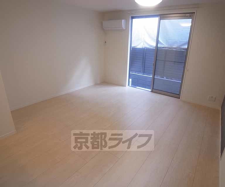 居室・リビング　広く明るいリビング。