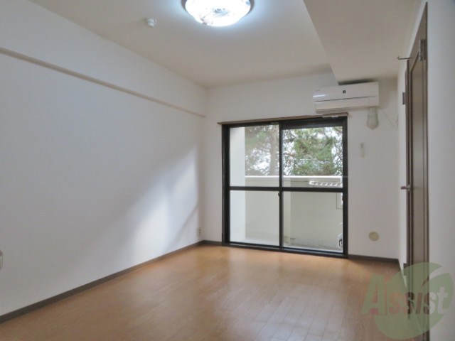 居室・リビング　日差しがたくさん入る温かいお部屋ですね。