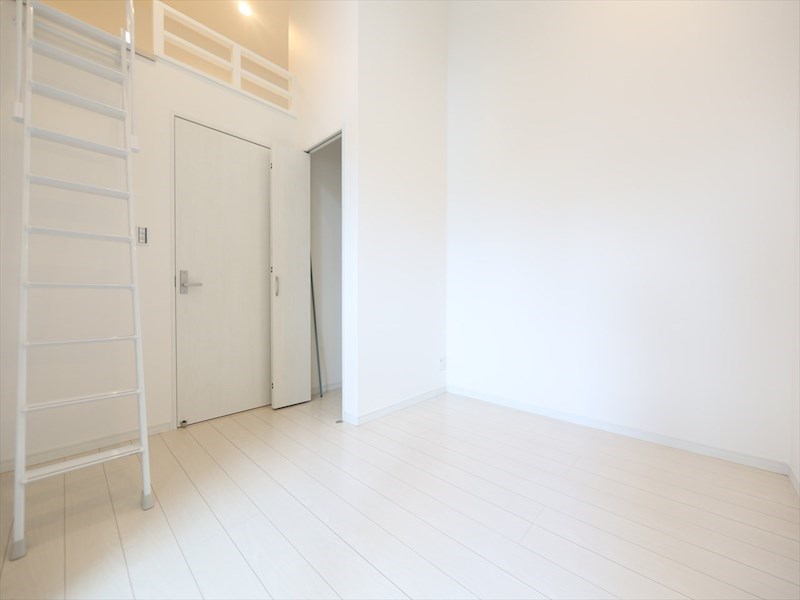 居室・リビング　洋室5.6帖　ロフト4.5帖（収納にも寝室にも使えます）