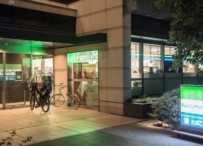 コンビニ　ファミリーマートグローバルフロントタワー店（コンビニ）まで250m