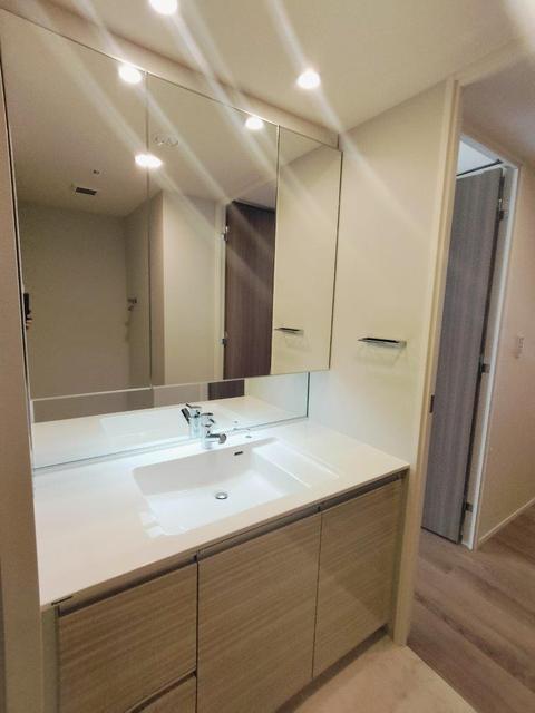 洗面設備　三面鏡付洗面化粧台