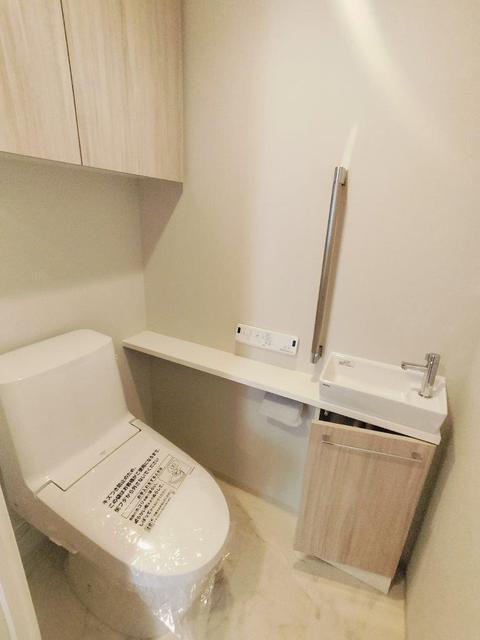 トイレ　温水洗浄便座・手洗いカウンター付