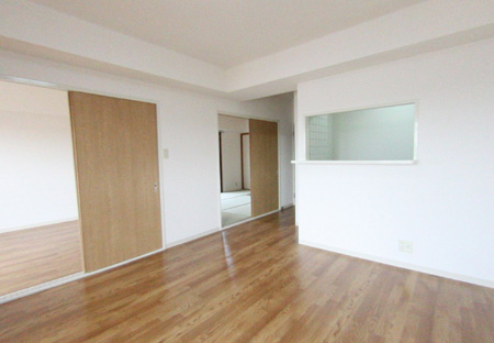 居室・リビング　こちらのリビングで趣味の時間をお楽しみください