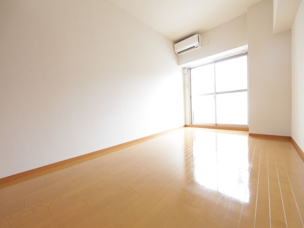 バルコニー　洋室8.3帖　エアコン完備　南面バルコニー