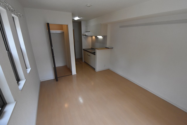 居室・リビング　10.9帖の広めの洋室です♪