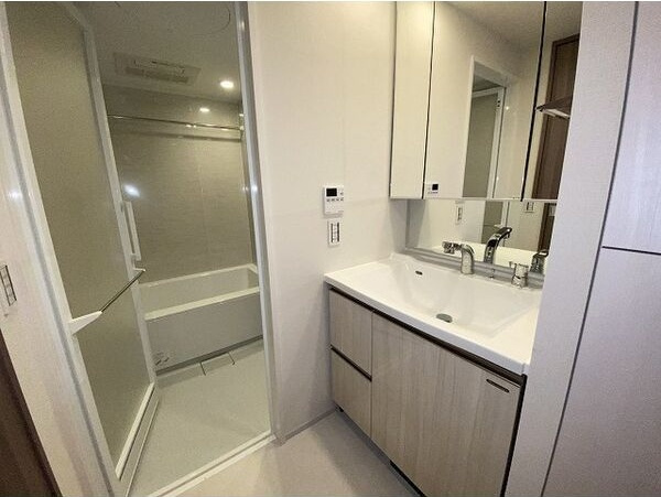 洗面設備　※写真は同じマンションの違う部屋のものになります。