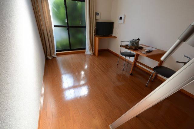 居室・リビング　床色が落ち着いた色合いで綺麗です♪